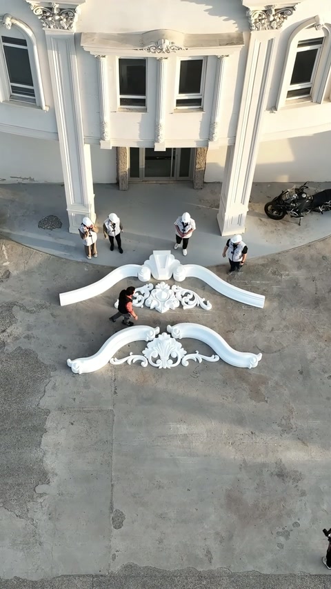 Gornji i donji karnisi čine usklađene oblike preko popločanog pristupa.