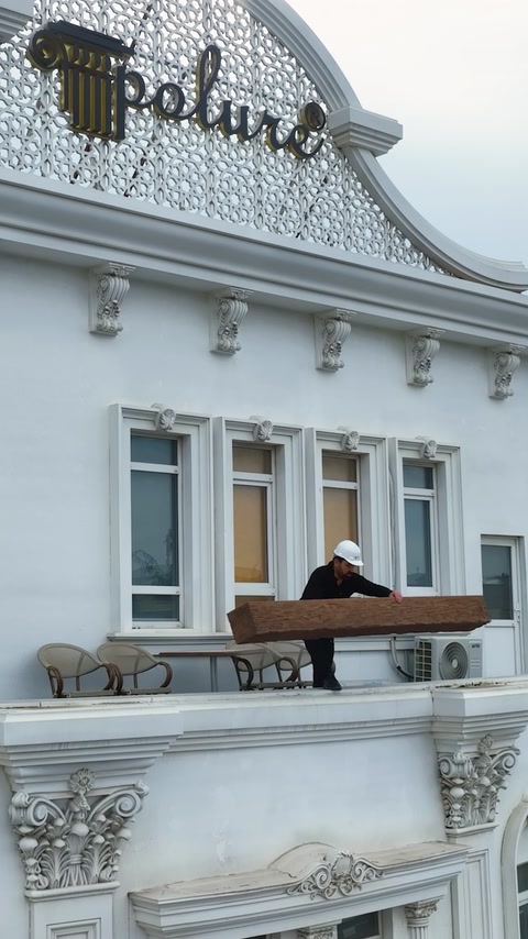 Detail fasády zvýrazňuje sloupy, okenní šambrány, římsy a konzoly.