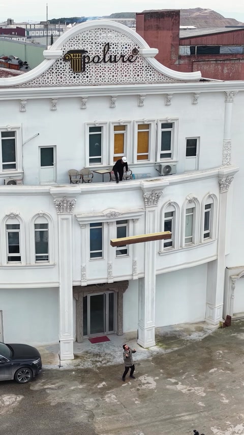 Celkový pohled zvenku ukazuje zdobenou fasádu a demonstraci trámu s dřevěným vzhledem.