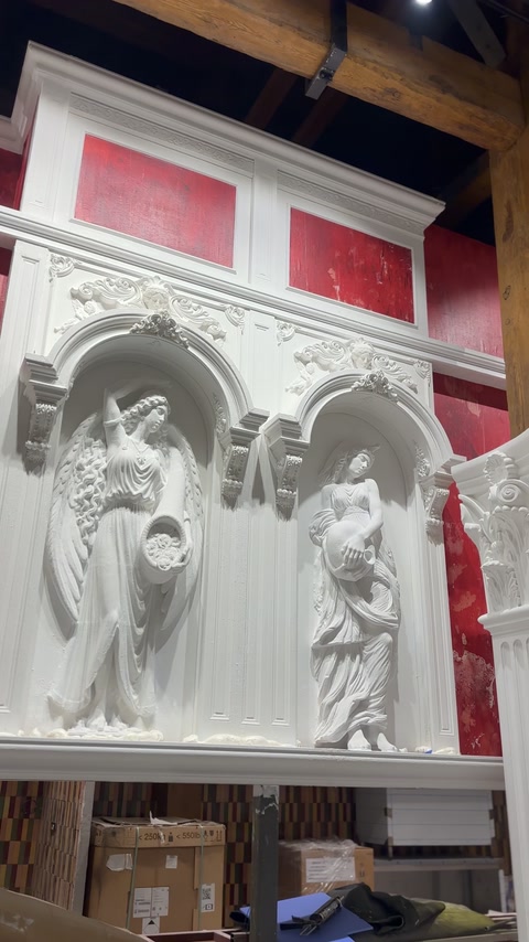 Drapované sochy jsou rámovány pilastry, oblouky a ornamentálními lištami
