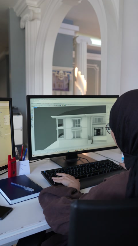 Architektonické pracovisko zobrazujúce pohľad na vilu s vyváženými detailmi fasády