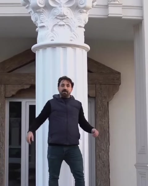 Fertige gerillte Säule steht neben Eingangssäulen.