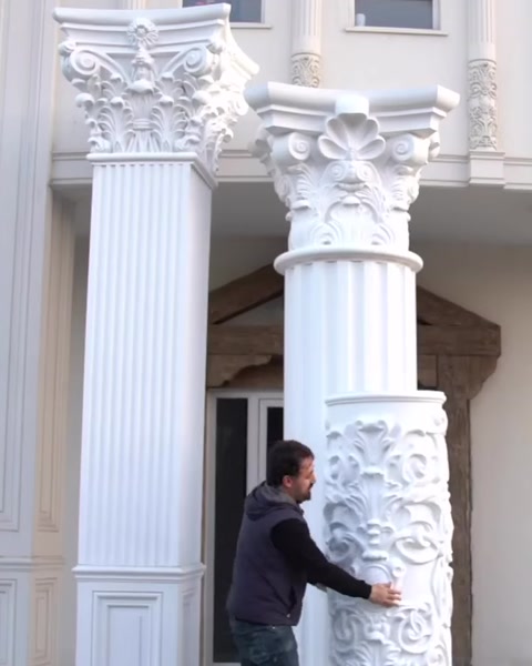 Nahansicht von zwei Säulen mit detaillierten Kapitellen.