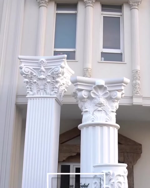 Nahaufnahme von Kapitellornament auf fertiger Säulenspitze.