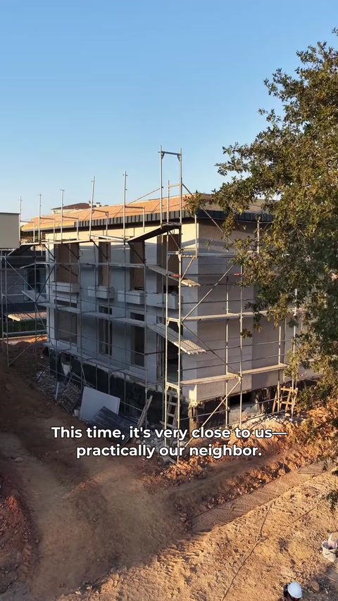 La façade échafaudée de la villa attend un relevé et une conception détaillés