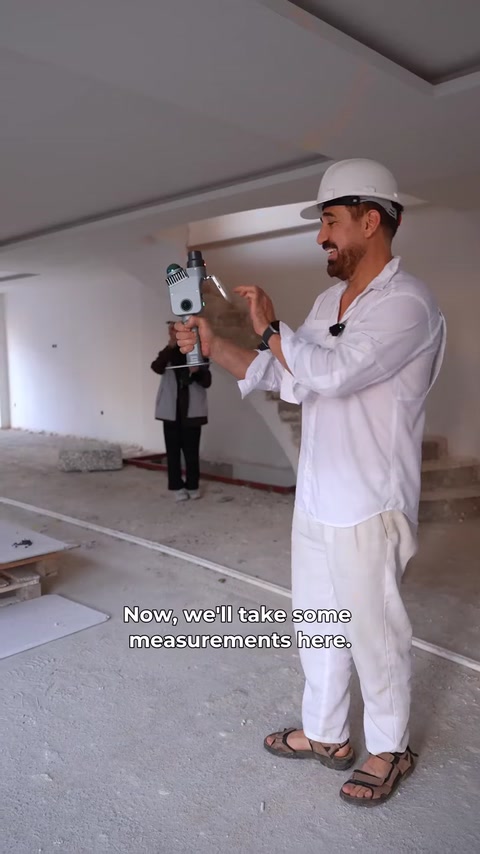 Un technicien utilise un scanner portatif à l'intérieur du bâtiment