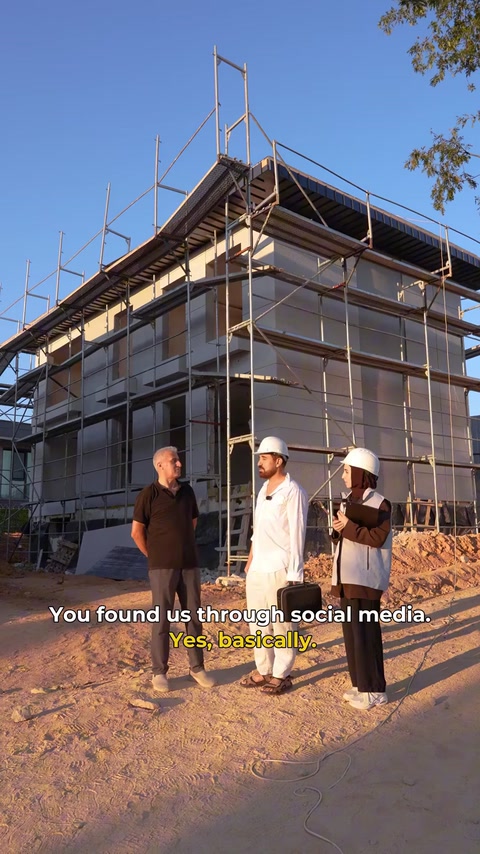 L'équipe de relevé examine la façade échafaudée de la villa sur site