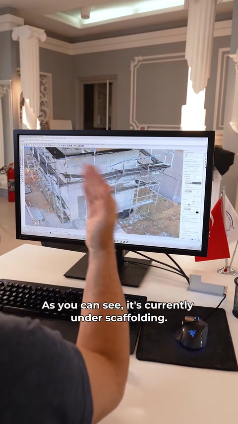 Le moniteur montre la villa numérisée sous son échafaudage