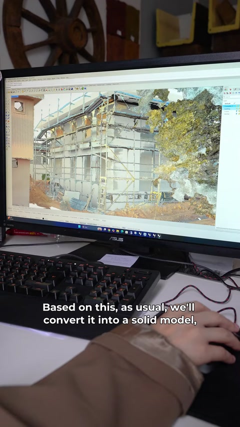L'écran d'ordinateur compare la façade numérisée avec un modèle solide