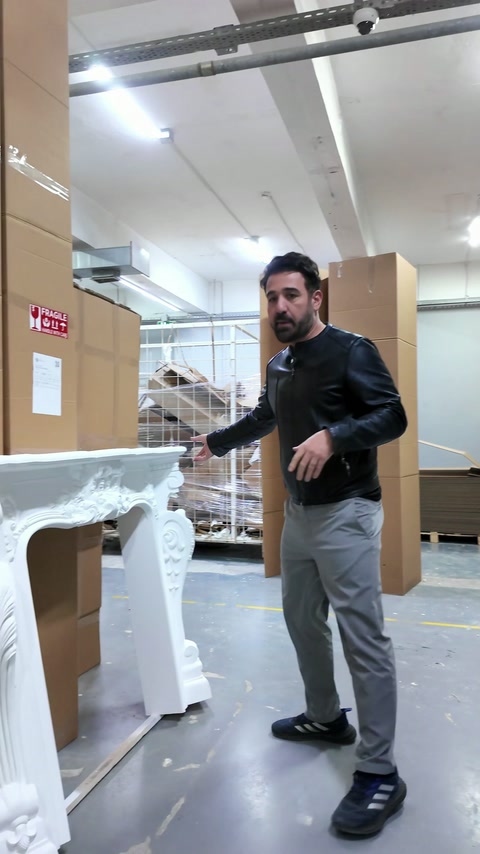Revestimento branco ornamentado para lareira apresentado no departamento de embalagem
