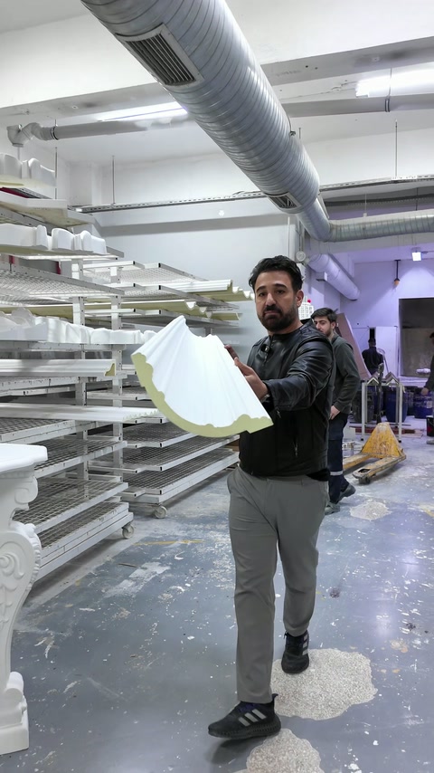 Artesão apresenta o perfil curvo de um ornamento acabado