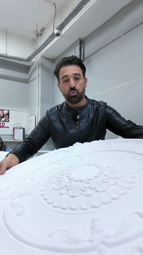 Detalhes florais em relevo visíveis num relevo circular de teto