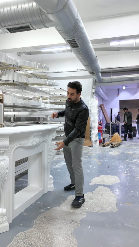 Revestimento branco para lareira com suportes esculpidos e detalhes da cornija