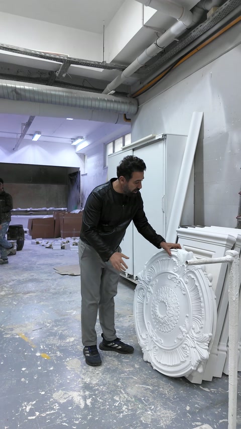 Relevo circular e painéis decorativos altos organizados para o processamento final