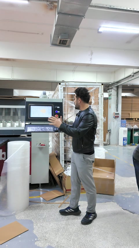 Operador seleciona as definições de embalagem no painel de controlo da máquina de encaixotamento