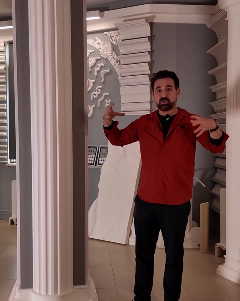 Full showroom composition of columns and profiles seen from the floor