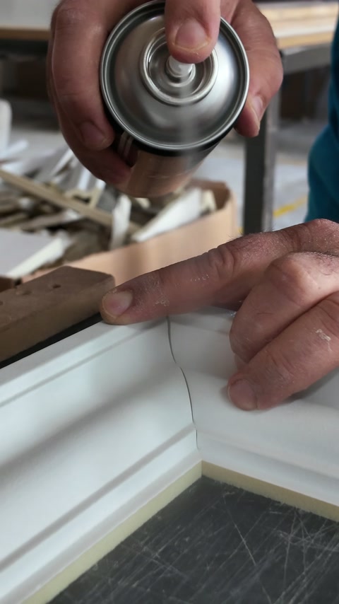 Klebstoff wird nahe einer markierten Eckverbindung aufgetragen