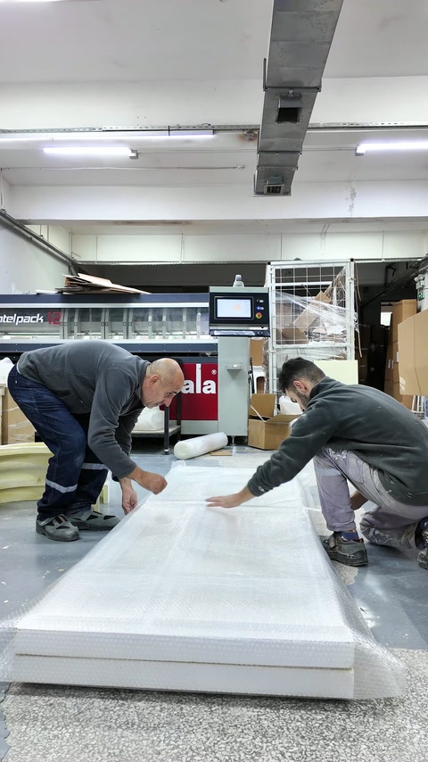 Die Schutzverpackung wird um das fertige Paneel der Türumrahmung befestigt