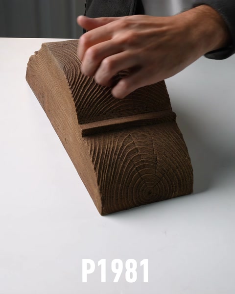 Ménsula de poliuretano con textura de madera vista de lado