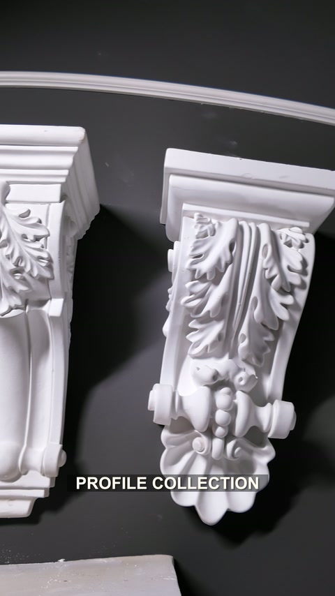 Klassische Konsolen mit Reliefdetails aus Blättern, Voluten und Trauben
