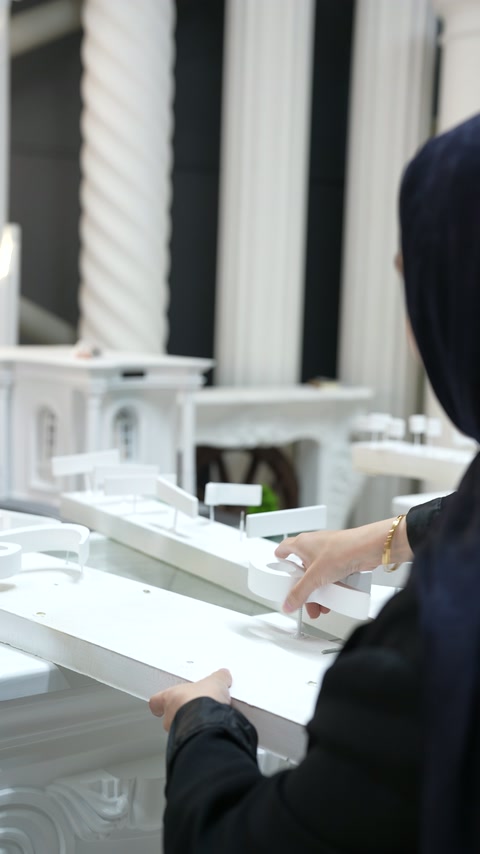 Architekturmodell neben Mustern gedrehter und kannelierter Säulen