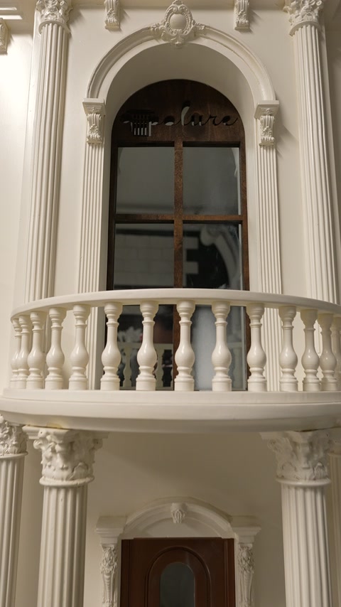 Fertige Fassade mit Säulen, Bogenumrandungen, Kapitellen und dekorativen Balustraden