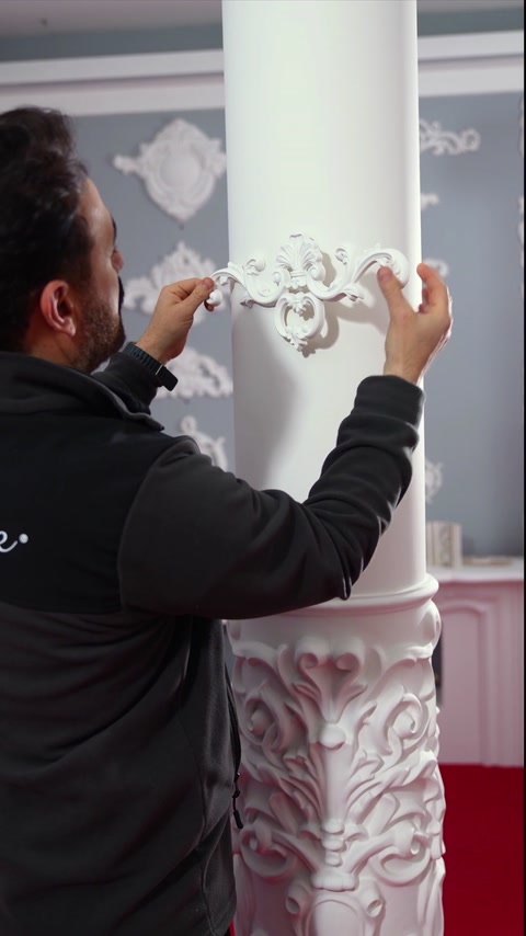 Stranski pogled, ki kaže tog ornament, ki premošča zaobljenost stebra