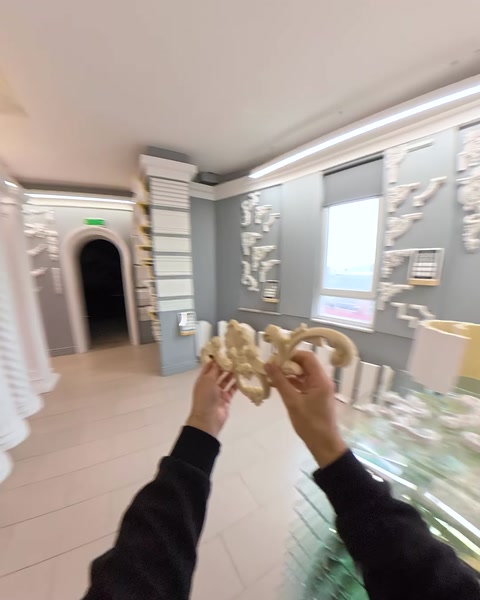 Kilátás a bemutatóterem folyosójára, ahol az oszlopok egy boltívhez vezetnek