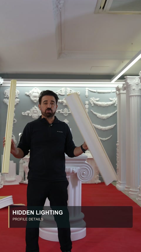 Rovné a zakřivené vzorky profilů vystavené v showroomu