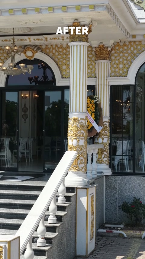 Zdobné drážkované sloupy a obloukované obramování definují hlavní vchod