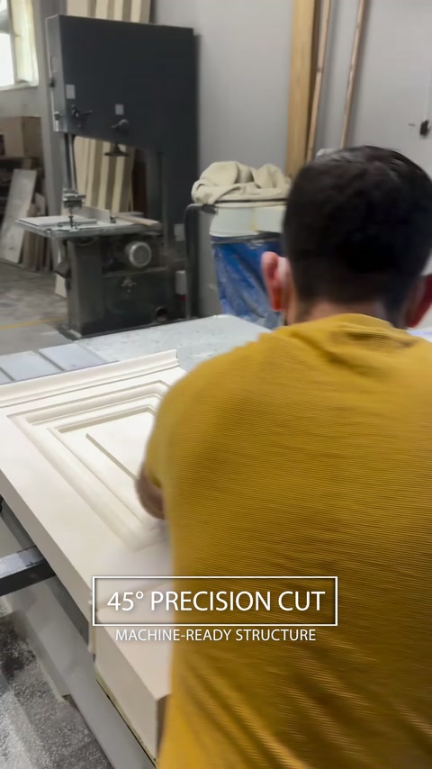 Un ouvrier découpe à la machine un panneau décoratif en polyuréthane selon un angle précis.