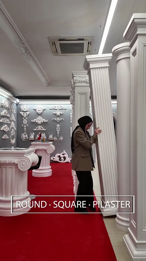 La salle d’exposition présente des colonnes rondes, des colonnes carrées et des pilastres muraux.