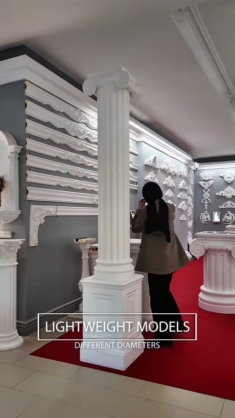 Des colonnes cannelées et des profils de moulures superposées sont présentés dans la salle d’exposition.