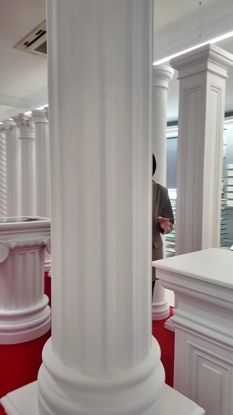 Une vue rapprochée met en valeur les cannelures profondes et la base moulurée de la colonne.