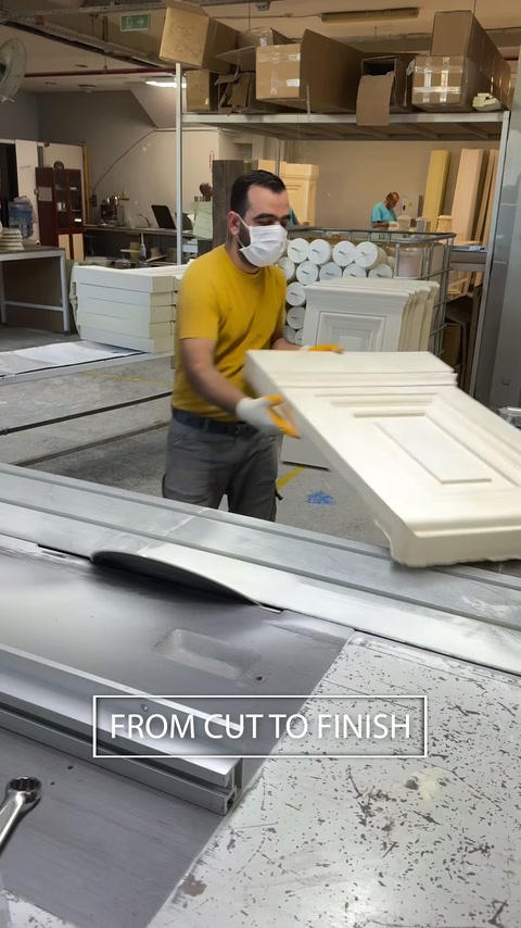 Un technicien d’atelier façonne un élément de piédestal en polyuréthane à panneaux.