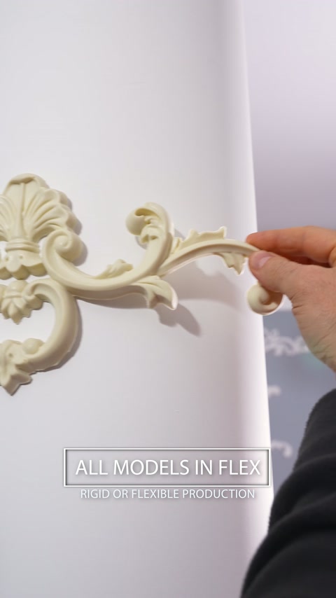 Une vue rapprochée montre un ornement floral flexible épousant une colonne arrondie.