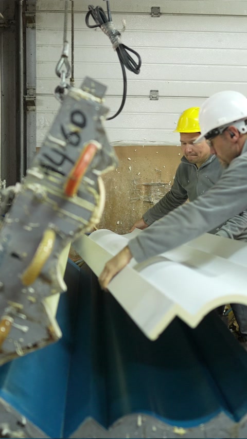 Technici kontrolují nově vytvořený oblý díl dekorativní lišty.