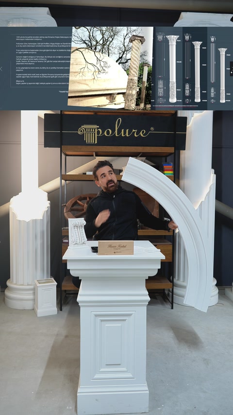 Designér představuje velký vzorek oblé dekorativní lišty vedle dekorativních sloupů.