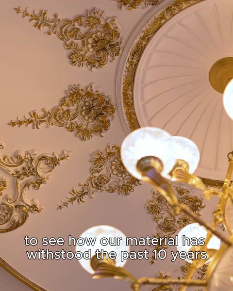 Fragment sufitu kopułowego z lampą wiszącą i złotymi detalami