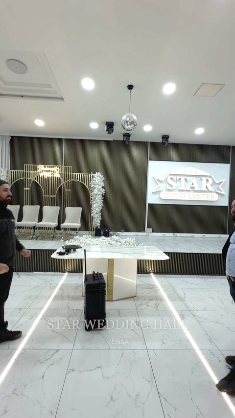 Intérieur existant de la salle de mariage avant la transformation décoration planifiée