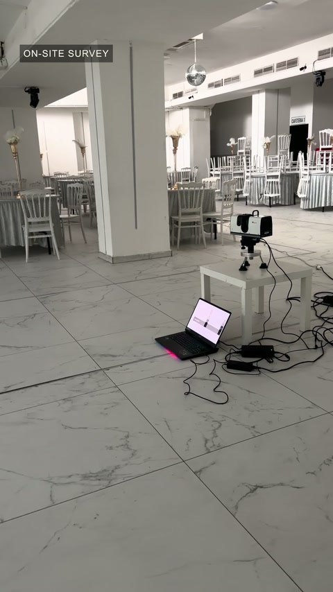 Équipement de numérisation laser positionné à l'intérieur de la salle d'événements existante
