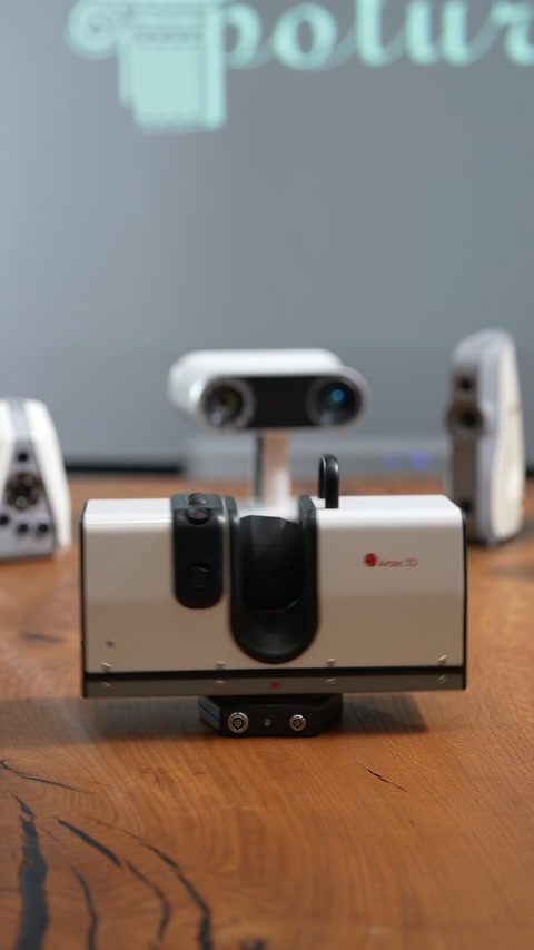 Vue rapprochée du scanner laser utilisé pour la mesure de la salle