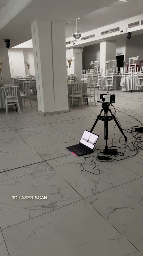 Équipement d'étude capturant les détails structurels à l'intérieur du lieu de mariage