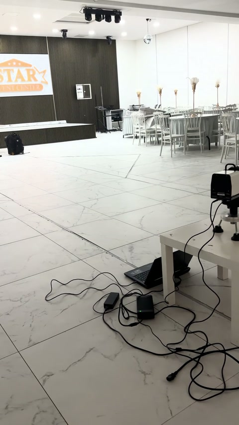 Équipement de mesure fonctionnant sur le sol ouvert de la salle de mariage