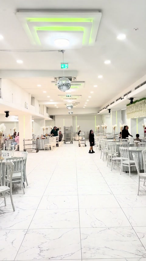 Zone de banquet existante montrant les éclairages du plafond et les surfaces intérieures non décorées