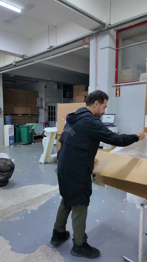 Ochranný balicí materiál je rozložen uvnitř velké kartonové krabice