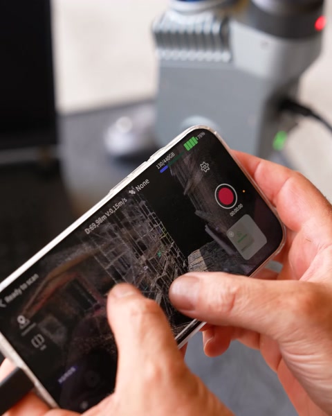Ruce prohlížejí digitální návrhy architektonické dekorace na chytrém telefonu