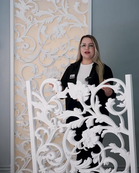 Jemné bílé ornamenty vytvářejí detailní dekorativní nástěnnou kompozici