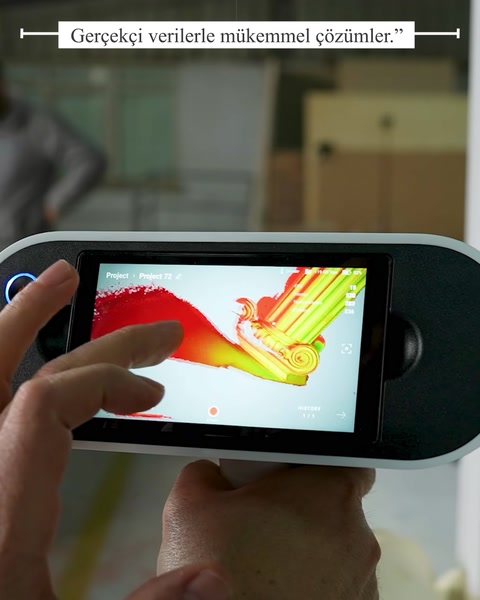 Tablet zobrazuje barevnou digitální vizualizaci architektonického návrhu