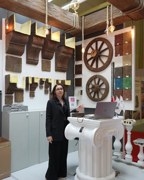 Showroom prezentuje sloupy, lišty a vzorky architektonické dekorace